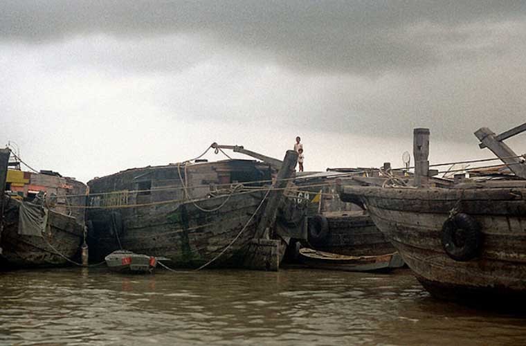 Hàng loạt thuyền neo đậu bên bờ  sông Sài Gòn năm 1973.